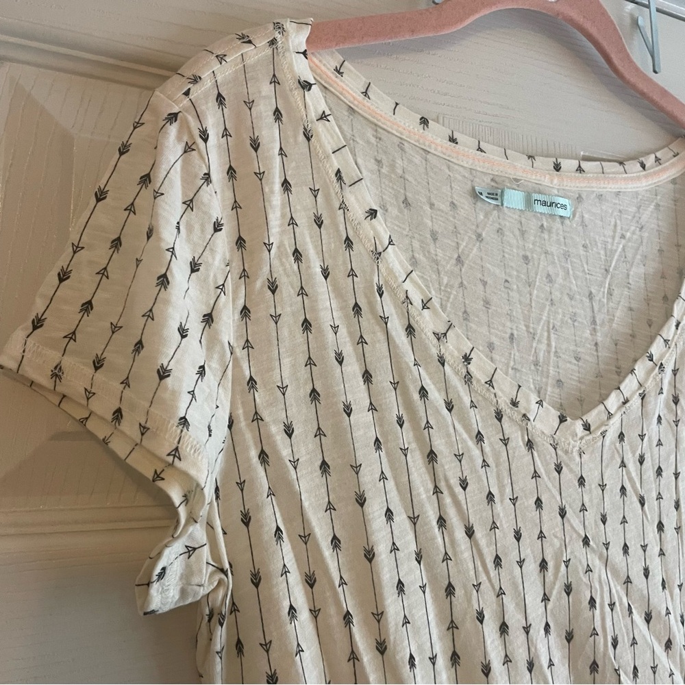 Maurices Cream V-Neck Top w/Arrow Print Women’s Size Medium Feminine Boho Chic - Picture 5 of 15
